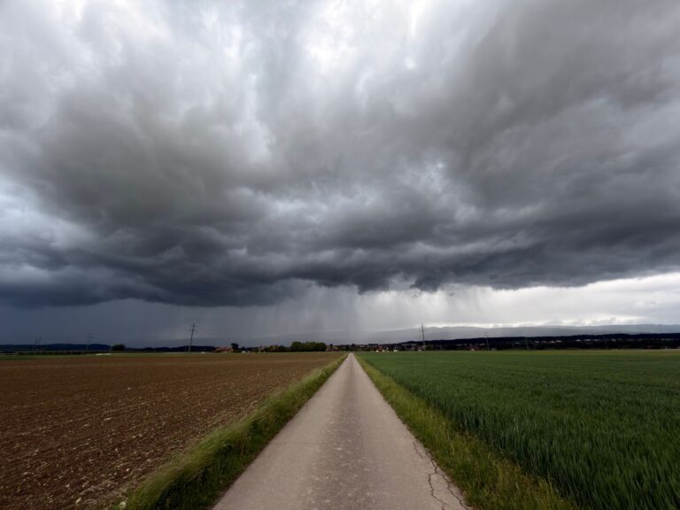 Imagem ilustrativa de céu nublado e chuva.